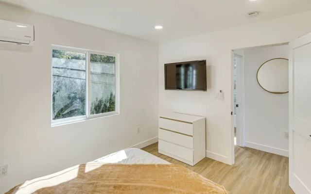 4 Mi to Sofi Stadium: Pet-friendly LA Area Home