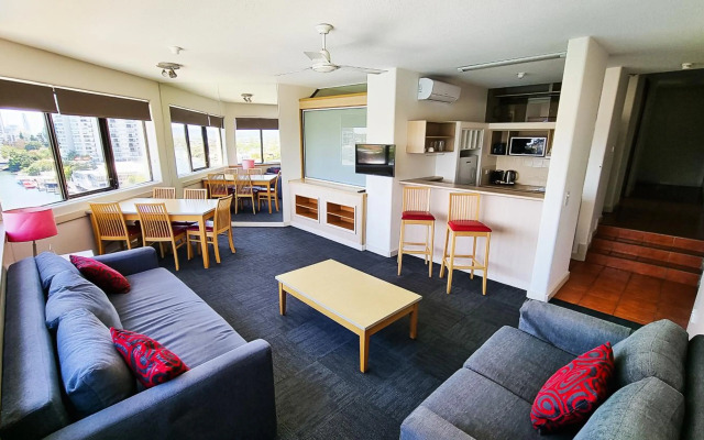 Tiki Hotel Surfers Paradise