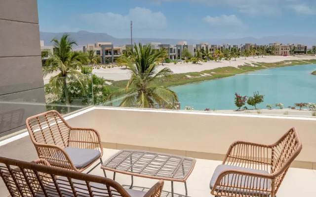 Elegant Lagoon View With Balcony