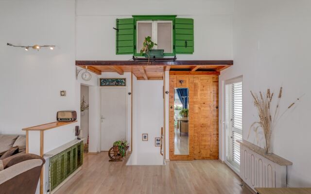 Spacious Apartment w Three Balconies and Parking