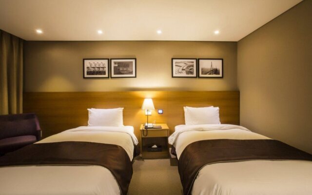 The Central Plaza Hotel