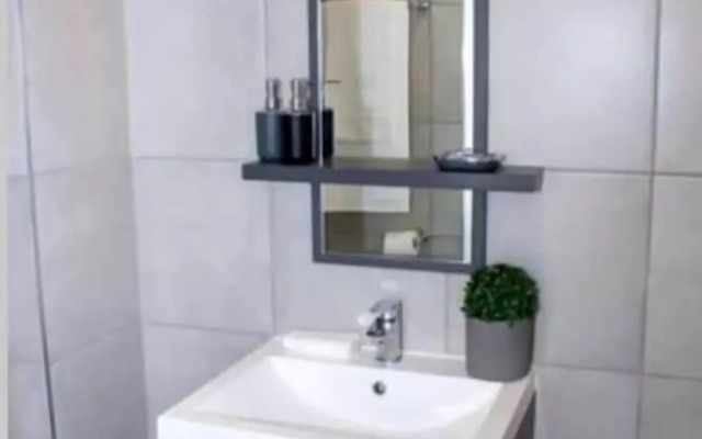 Contemporary Spacious & Comfortable Apartment