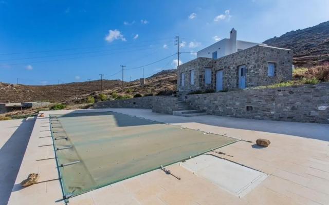 An Amazing Stone Villa-a in Serifos w Shared Pool