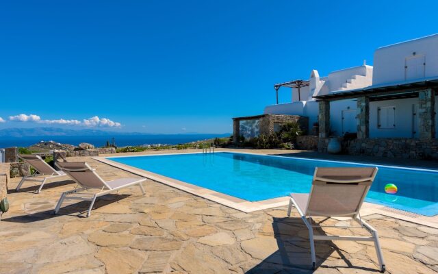 Carmelita Villa with Pool by Stylish Stays