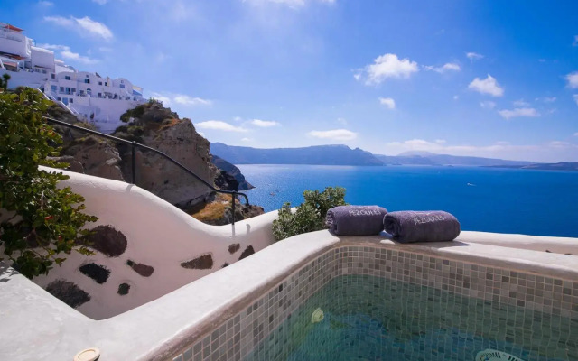 Pezoules of Oia