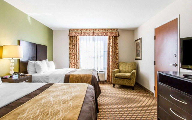 Comfort Inn & Suites Shawnee North near I-40