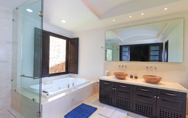 Amazing 4 Bedroom Condo