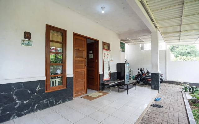 OYO 1941 Aaa Residence Syariah