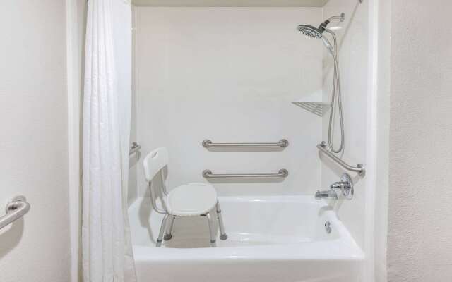 Days Inn & Suites by Wyndham Huntsville