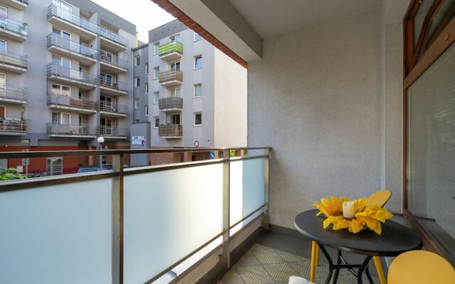 Wojskowa Apartment by Renters