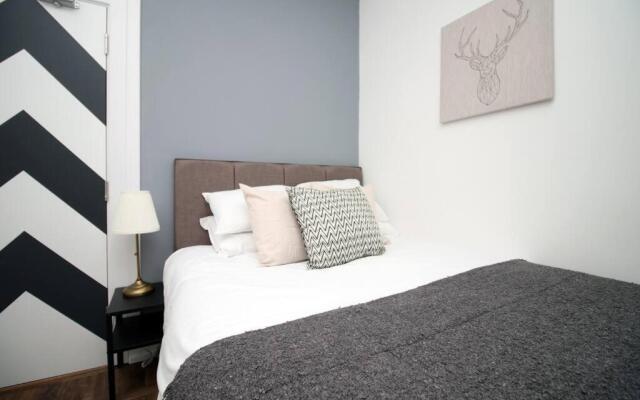 Stylish Home in Port Tennant - 4BR Free Parking!