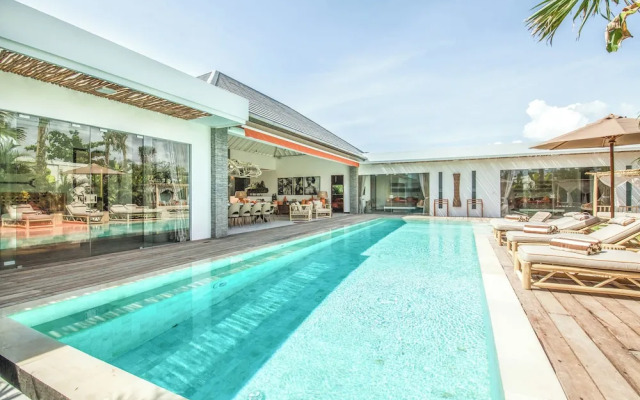 Dreamy 5BR Haven, 200m to Berawa's Blissful Beach