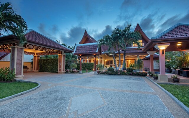 Blissful Villa Felicity with Ample Space