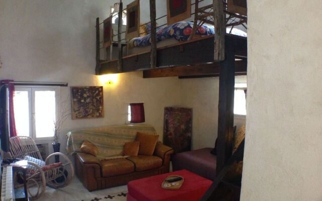 Les Maquinols Estate