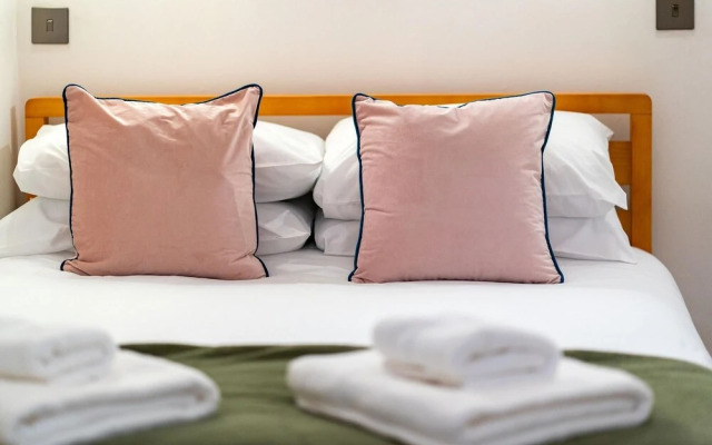 The Jam - Cunningly Good Cunningham Street Apartment