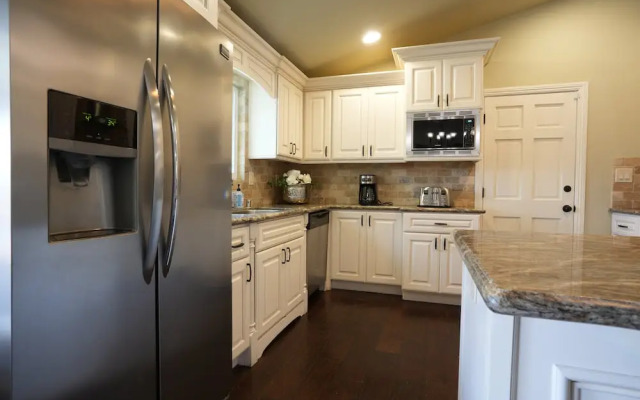 Sweet 4 bedroom, 3 bath plus Loft Bedroom, Pool Home