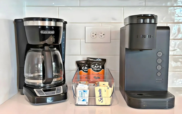 Modern 4BR with Parking - WV rep 4