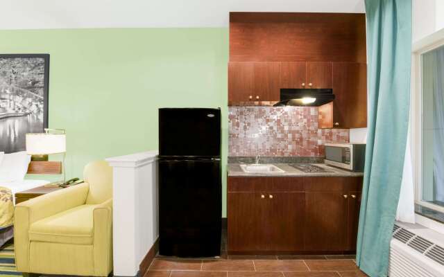 Super 8 by Wyndham Cotulla TX