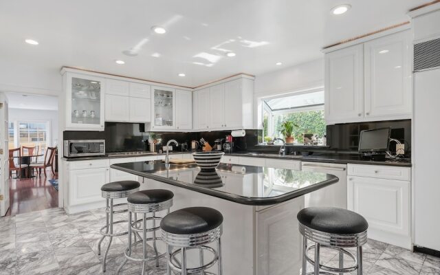 Hollywood Hills Upscale