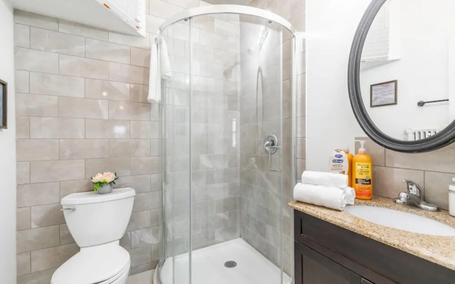 Upscale 2BR With King Bed-prime Location