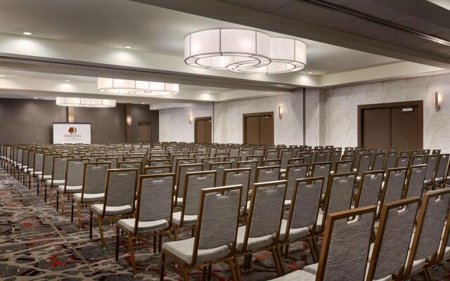 DoubleTree by Hilton Toronto Airport West
