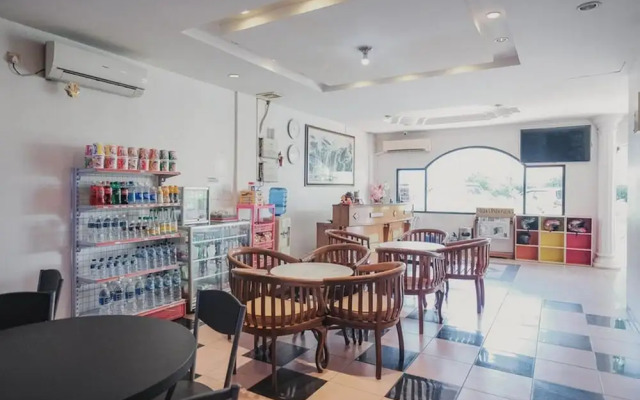 RedDoorz near Nagoya Hill Mall Batam 5