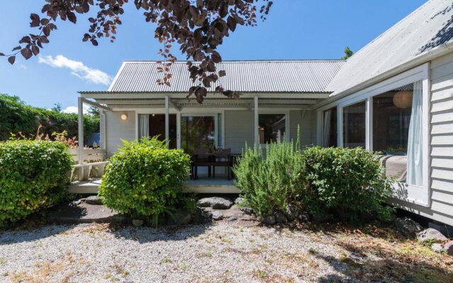 Copper Beech Cottage - Wharewaka Holiday Home