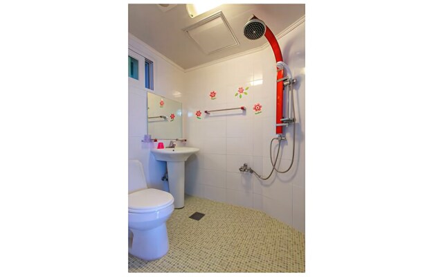 Yangyang Seaglow Rainbow Pension