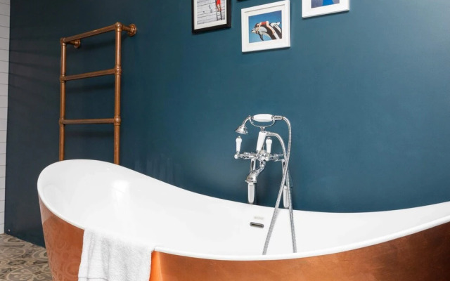 Stylish 2 Bedroom Converted Victorian Storefront
