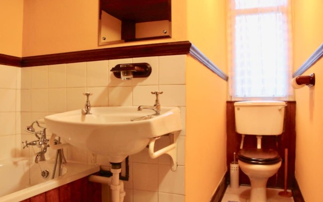 Traditional 2 Bedroom Apartment in Edinburgh