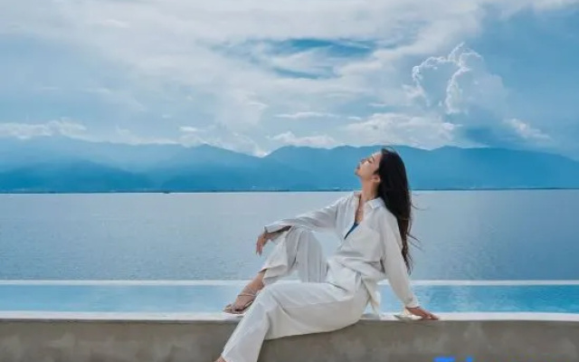 See the Mountains Again | Holiday Villa · Mountain · Seaview Holiday Hotel – People – Dali