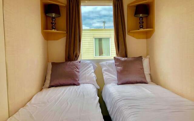 Stunning 3-bed Caravan in Clacton-on-sea
