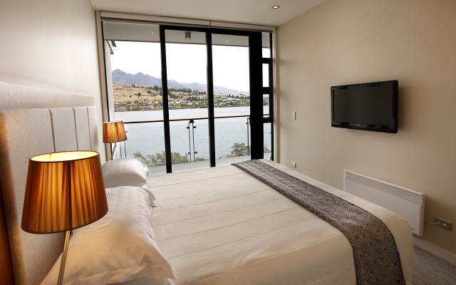 The Rees Hotel, Luxury Apartments & Lakeside Residences