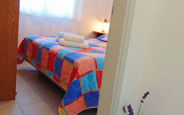 Apartment Vin - excellent location and close to the sea A Postira, Island Brac