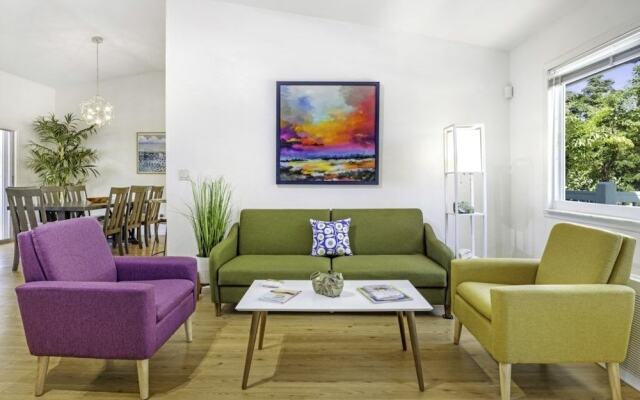 Dancing Dolphin 4 Bedroom Home by RedAwning