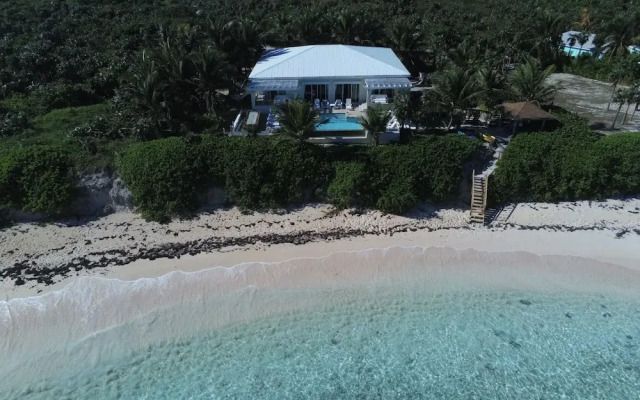 Caribbean Dream: Luxurious Villa With Private Beach Access
