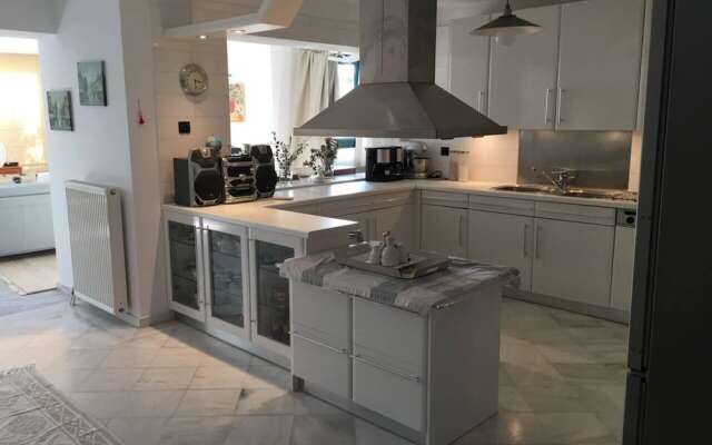Stunning 4-bed Villa in Lagonisi Kalivia Thorikou