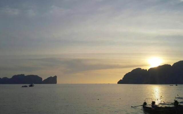 Phi Phi Long Beach Bungalow