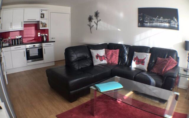 3 Bedroom Flat Near City Centre With Parking