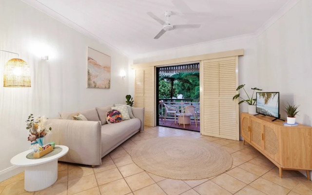 Cozy Waterfront - Free Parking Pool