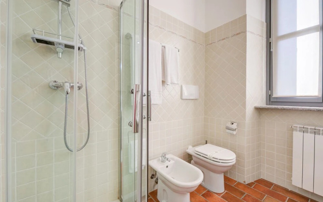 La Voce Del Lago Pied Dans L' Eau