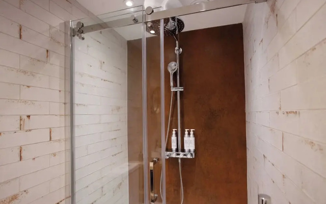 Higgihaus Apt1 36 37 Royal York Cres