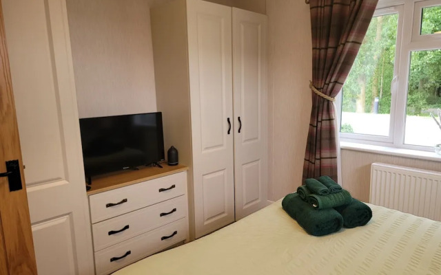 Luxury 2-bed Lodge in Routh, Sleeps 4 With Hot Tub