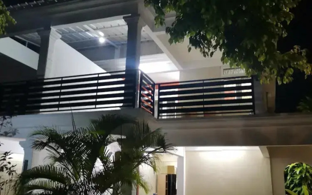 Cheerful 4-bedrooms Beachfront Home Flic en Flac