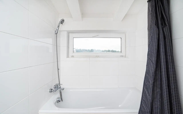 Central, Spacious, Modern 5 Bedrm duplex w/Balcony