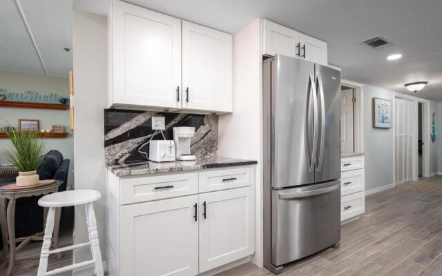Beachcomber 304, 2BRs, Pool, Beach, Near Mayo Clinic, Sleeps 4