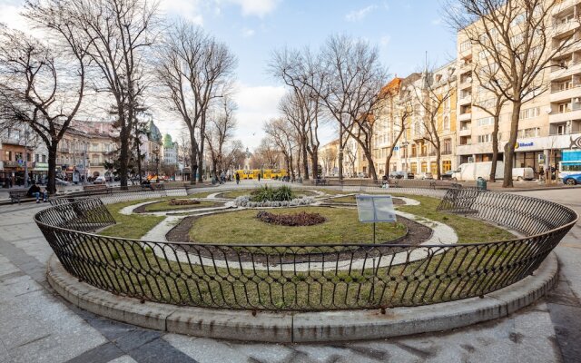 Three rooms on Hnatyuka 3