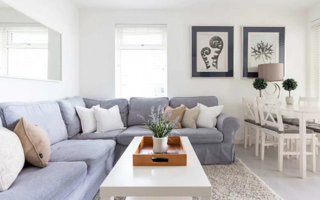 Stylish Ground Floor Apartment With Sea Views