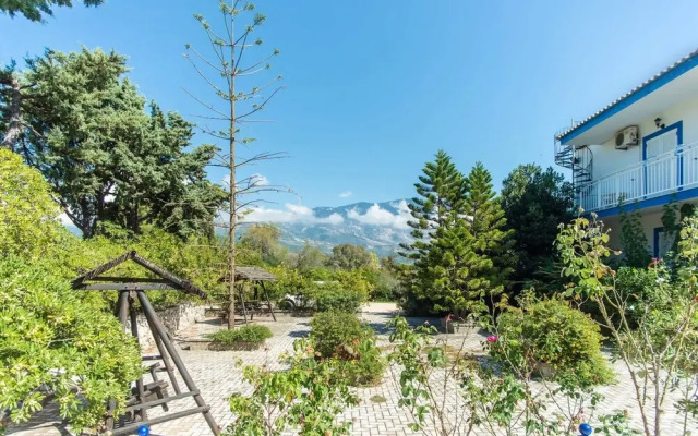 Bluewhite Studio - Garden by the Pool