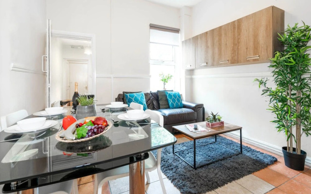 Birmingham Townhouse With Garden and Parking